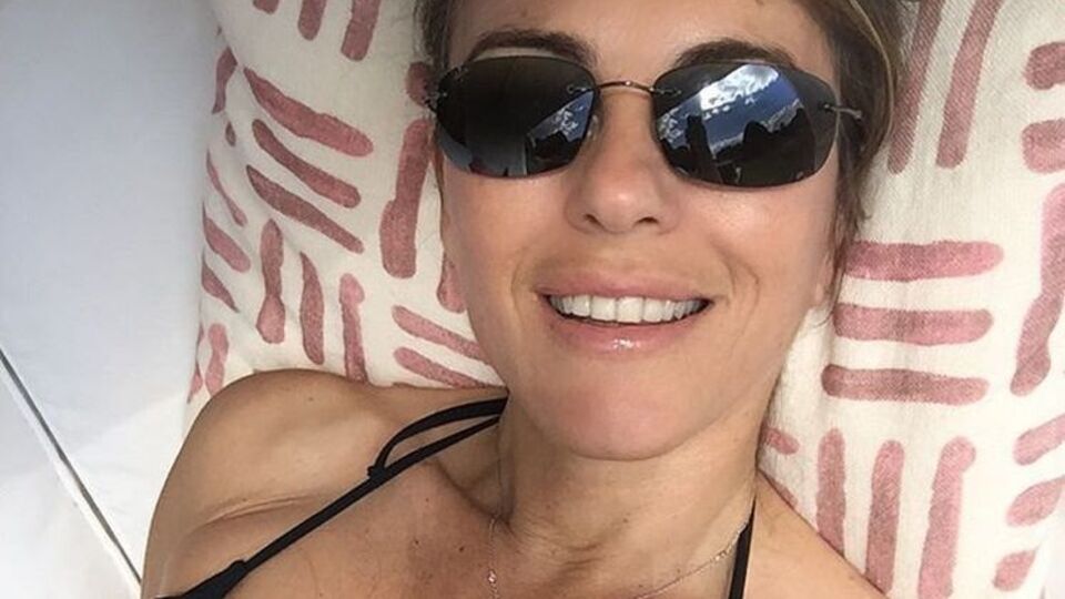 Херли показала свой пляжный отдых