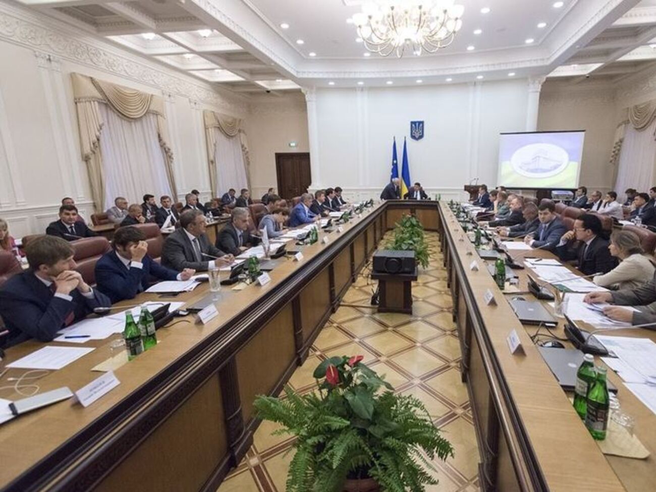 Кабмин утвердил концепцию восстановления мира на востоке страны