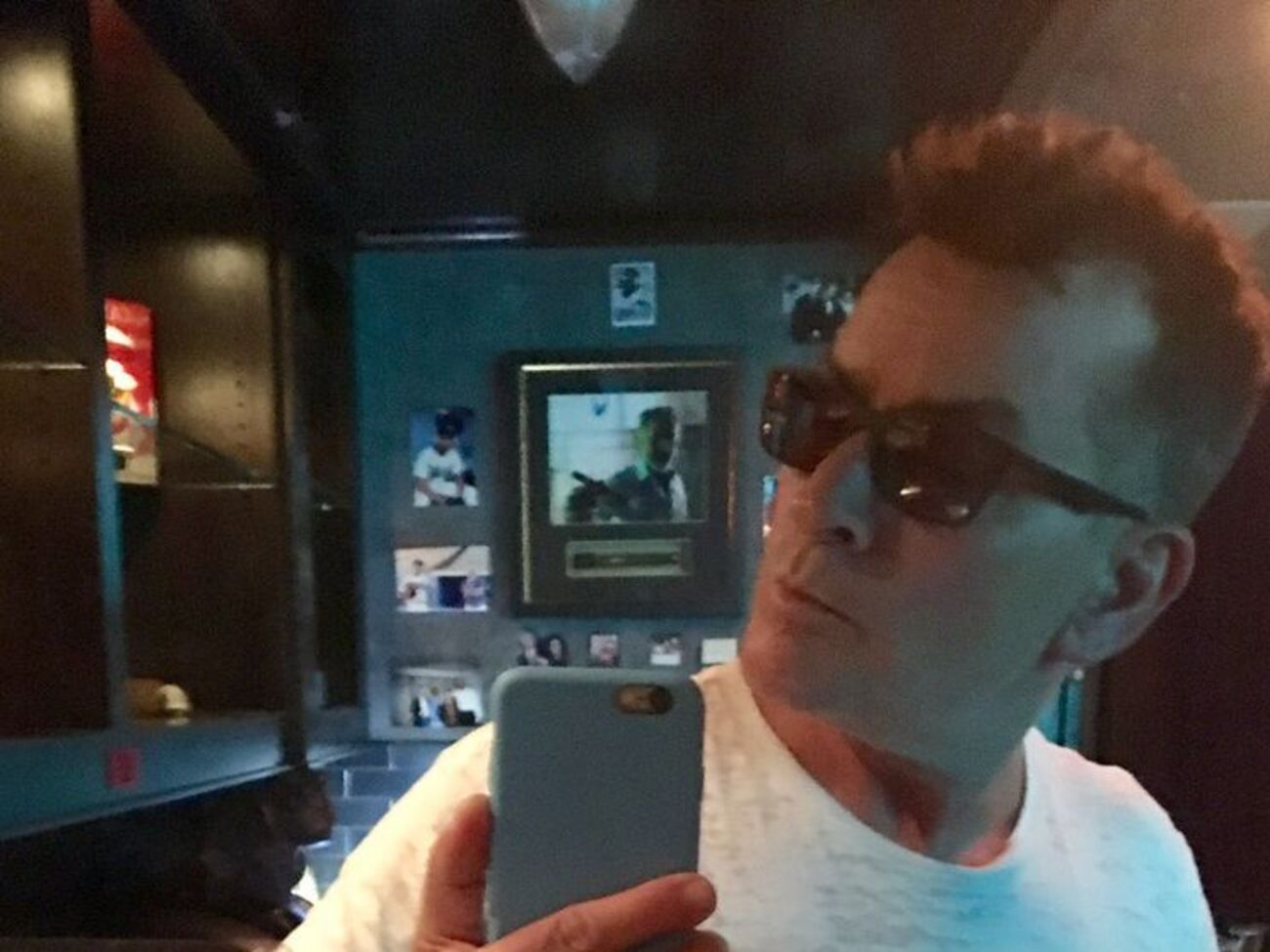 Шин поделился снимком окровавленного лица