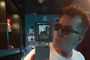 Шин поделился снимком окровавленного лица