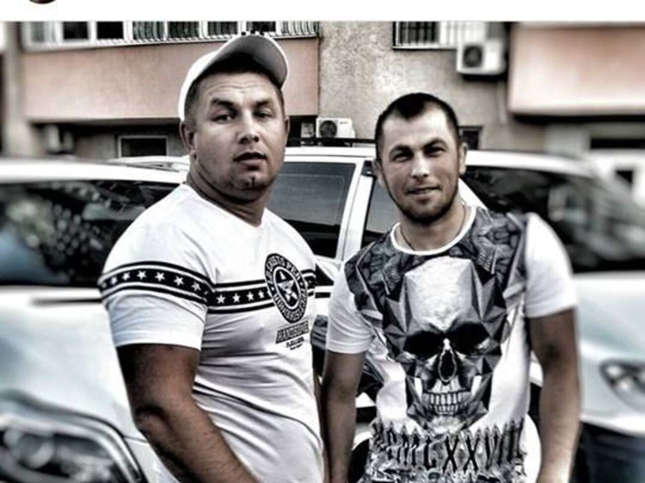 Геннадий Симов (слева) является водителем автомобиля Mercedes, на котором молодые люди прибыли в центр города