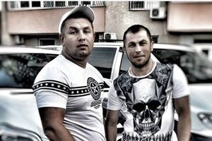 Геннадий Симов (слева) является водителем автомобиля Mercedes, на котором молодые люди прибыли в центр города
