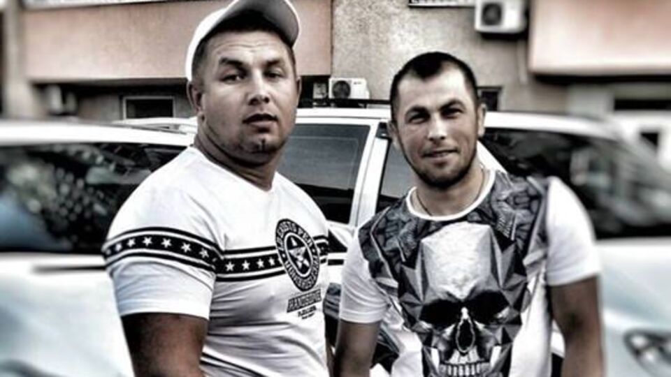 Геннадий Симов (слева) является водителем автомобиля Mercedes, на котором молодые люди прибыли в центр города