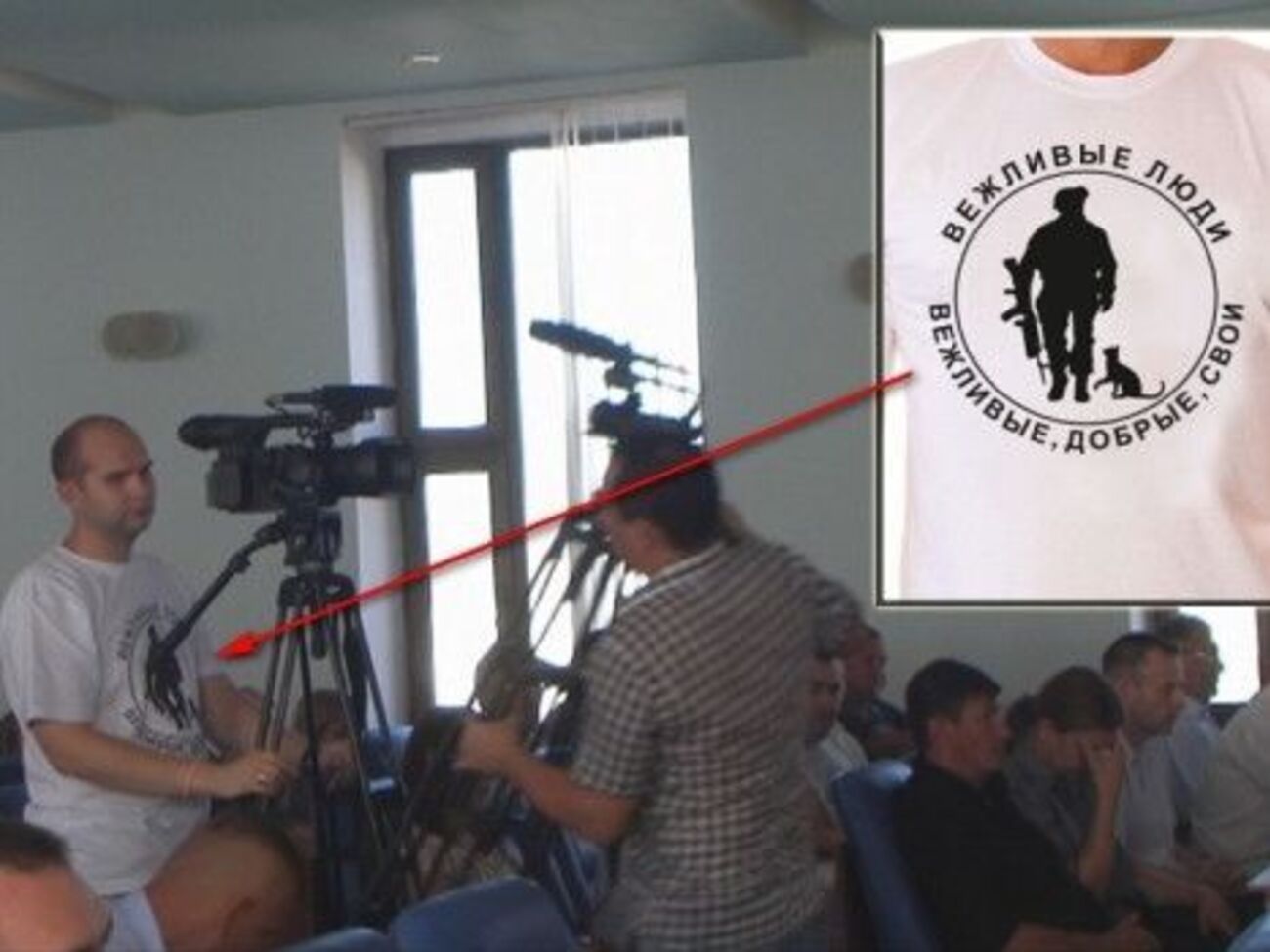 Местные журналисты пишут, что их коллега, будучи замеченным, "быстро ретировался"