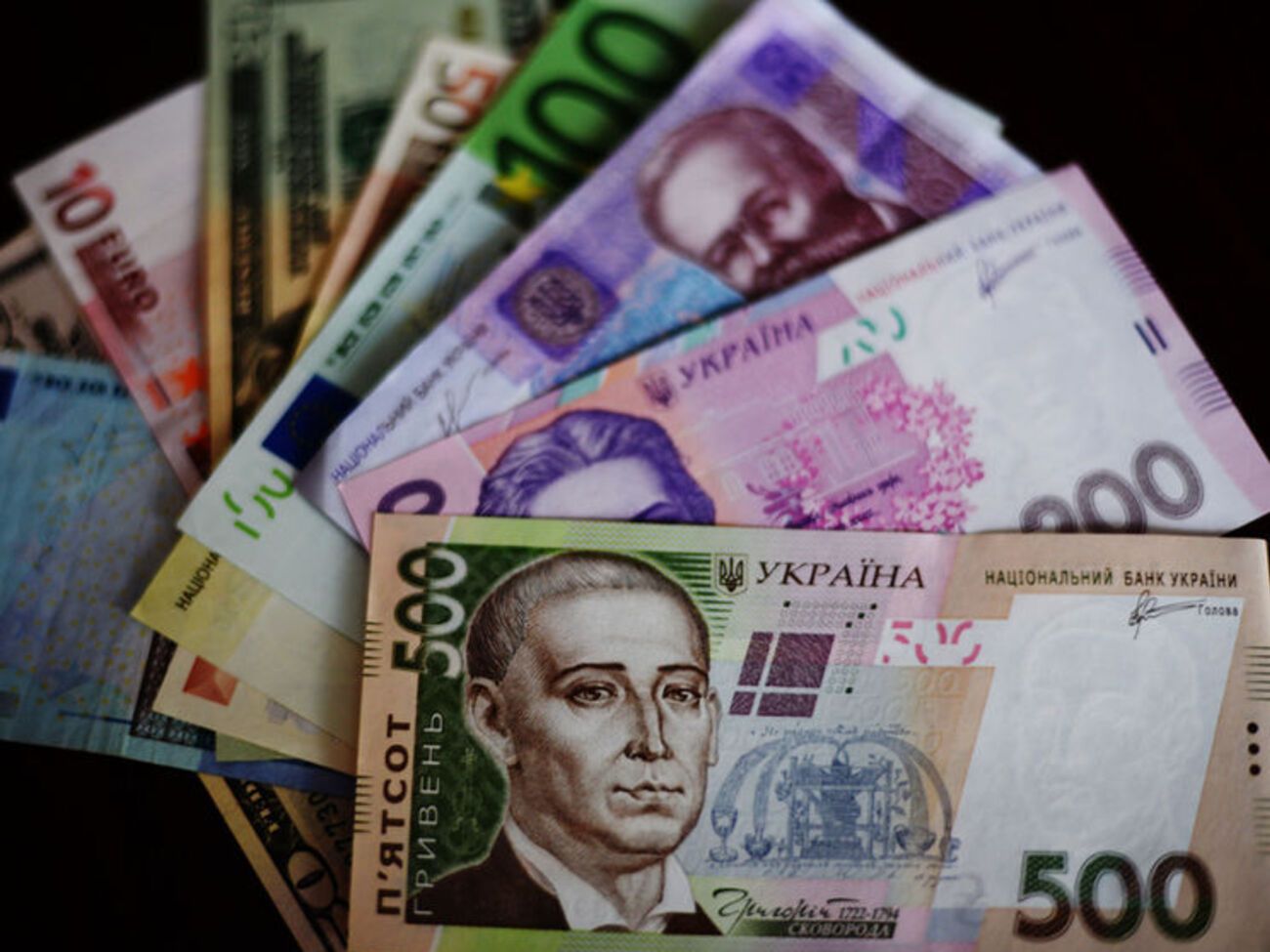 Курс гривны понизился из-за временных факторов, заявили в НБУ