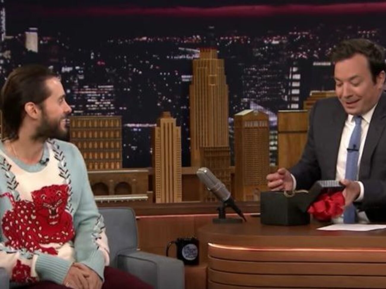 Лето преподнес Фэллону "подарок от Джокера"