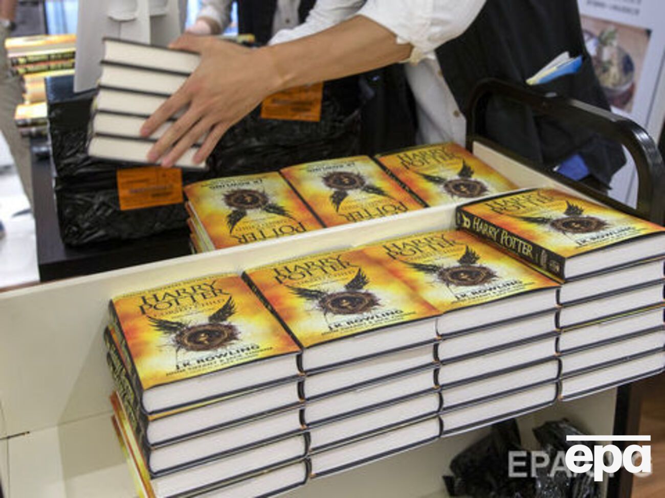Новый "Гарри Поттер" бьет рекорды продаж