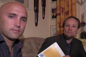 Филлипс ворвался в редакцию издания вместе с немецким журналистом Сиксом