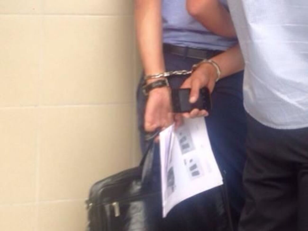 Следователя задержали сразу после получения взятки