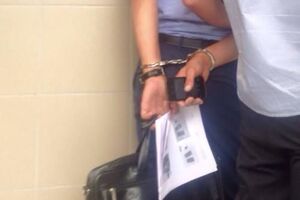 Следователя задержали сразу после получения взятки