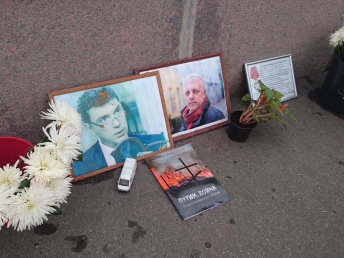 На мосту, где убили Немцова, теперь стоят и фото Шеремета