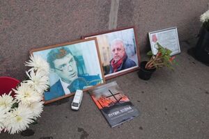 На мосту, где убили Немцова, теперь стоят и фото Шеремета