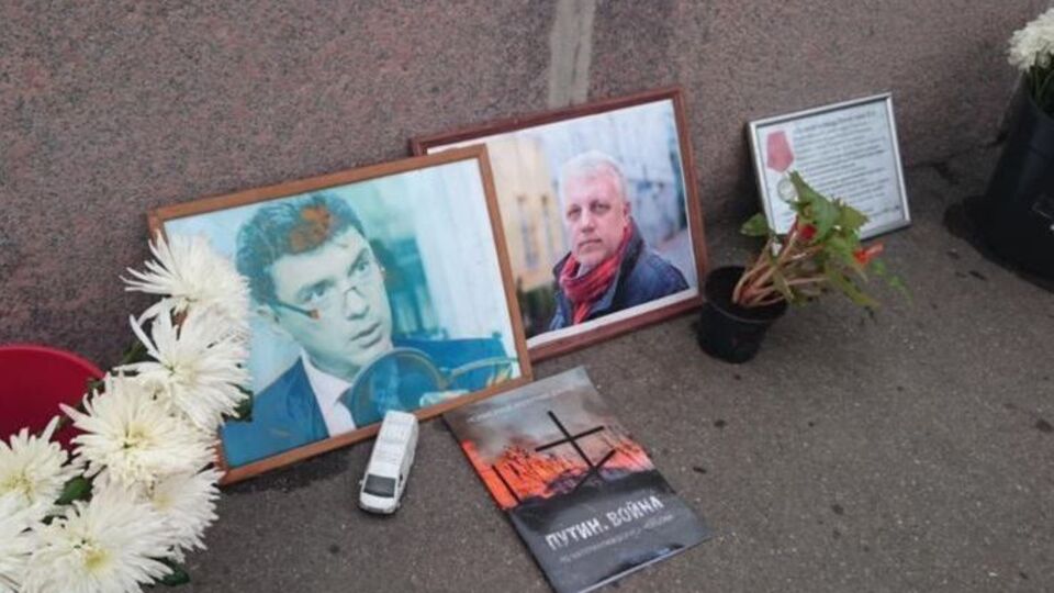 На мосту, где убили Немцова, теперь стоят и фото Шеремета