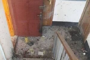 Взрывом повреждены стены общего коридора на этаже и двери квартиры во львовской многоэтажке