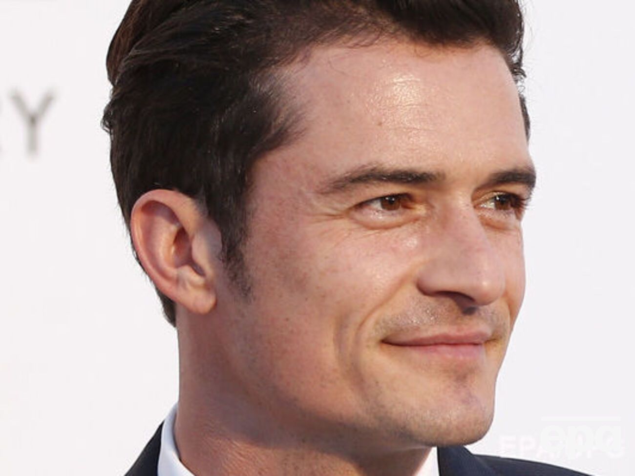 Половые органы Блума автоматически закрыли в Twitter, но оставили тень на ноге