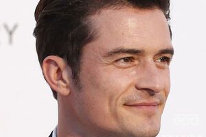 Половые органы Блума автоматически закрыли в Twitter, но оставили тень на ноге