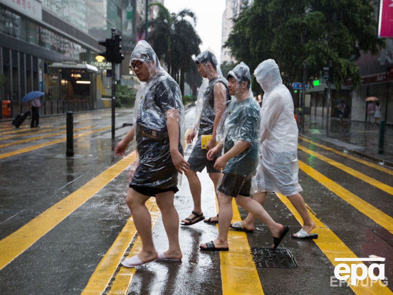 Китайцы страдают от ливней, принесенных тайфуном "Нида"