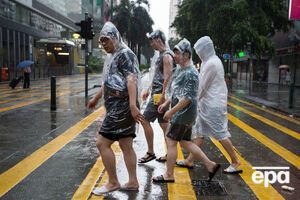 Китайцы страдают от ливней, принесенных тайфуном "Нида"