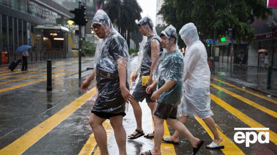 Китайцы страдают от ливней, принесенных тайфуном "Нида"