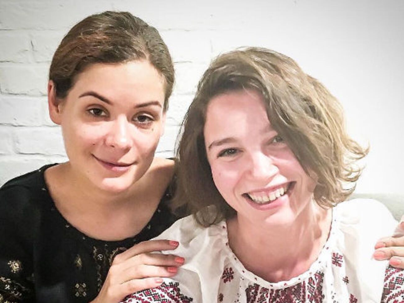 Мария Гайдар (слева) и Жанна Немцова (справа) оделись в вышиванки