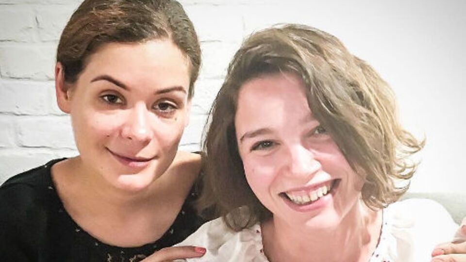 Мария Гайдар (слева) и Жанна Немцова (справа) оделись в вышиванки