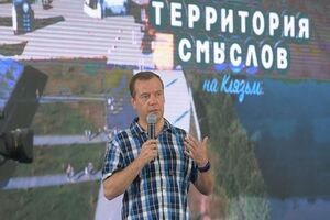 Нарышкин: Престиж профессии учителя от слов Медведева падает еще ниже