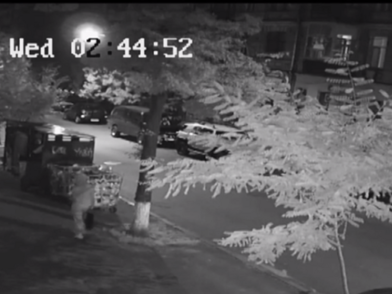 Подозреваемые уходят после закладки бомбы