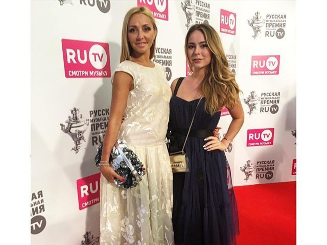 Дочь Навки (Навка на фото слева) и падчерица Пескова представила клип