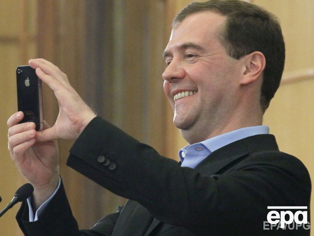 Автор петиции назвал Медведева "рекламным лицом компании Apple"