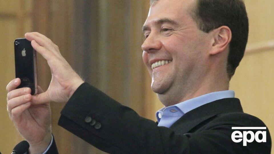 Автор петиции назвал Медведева "рекламным лицом компании Apple"