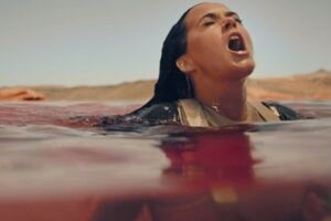 Перри сыграла главную роль в клипе на песню Rise