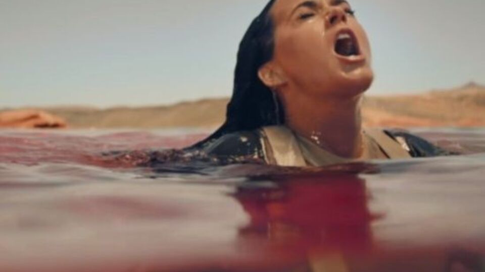 Перри сыграла главную роль в клипе на песню Rise