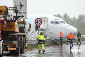 В Италии самолет при посадке вылетел на автотрассу. Фоторепортаж