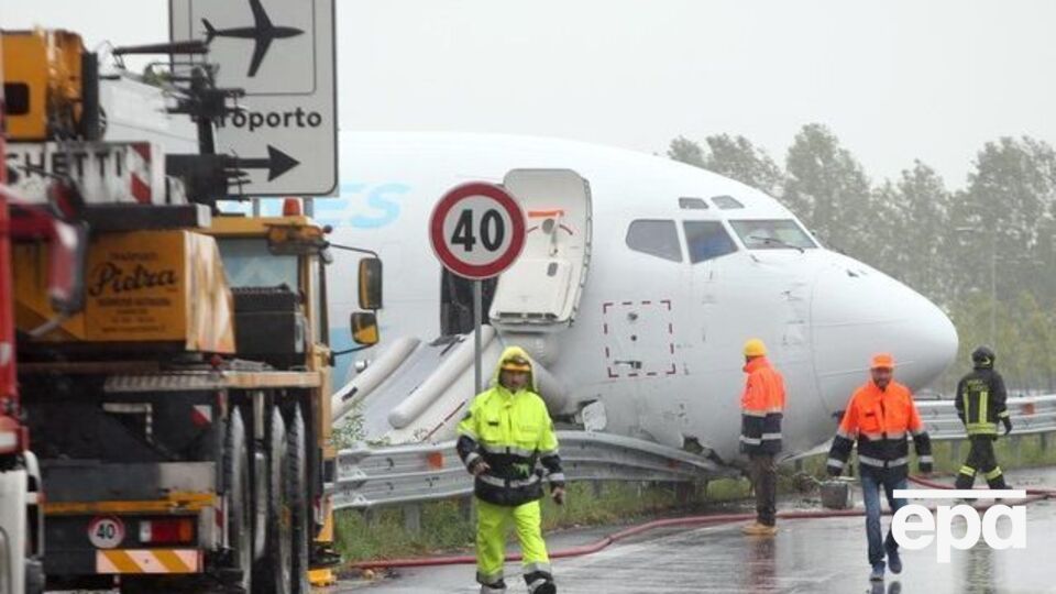 В Италии самолет при посадке вылетел на автотрассу. Фоторепортаж
