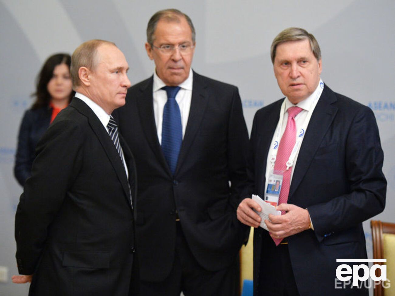 Ушаков (крайний справа) заявил, что Кремль не намерен предлагать новую кандидатуру на пост посла РФ в Украине