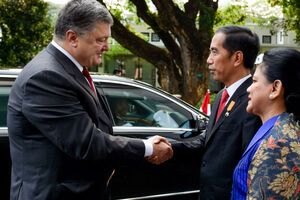 Петр Порошенко приветствует президента Индонезии Джоко Видодо