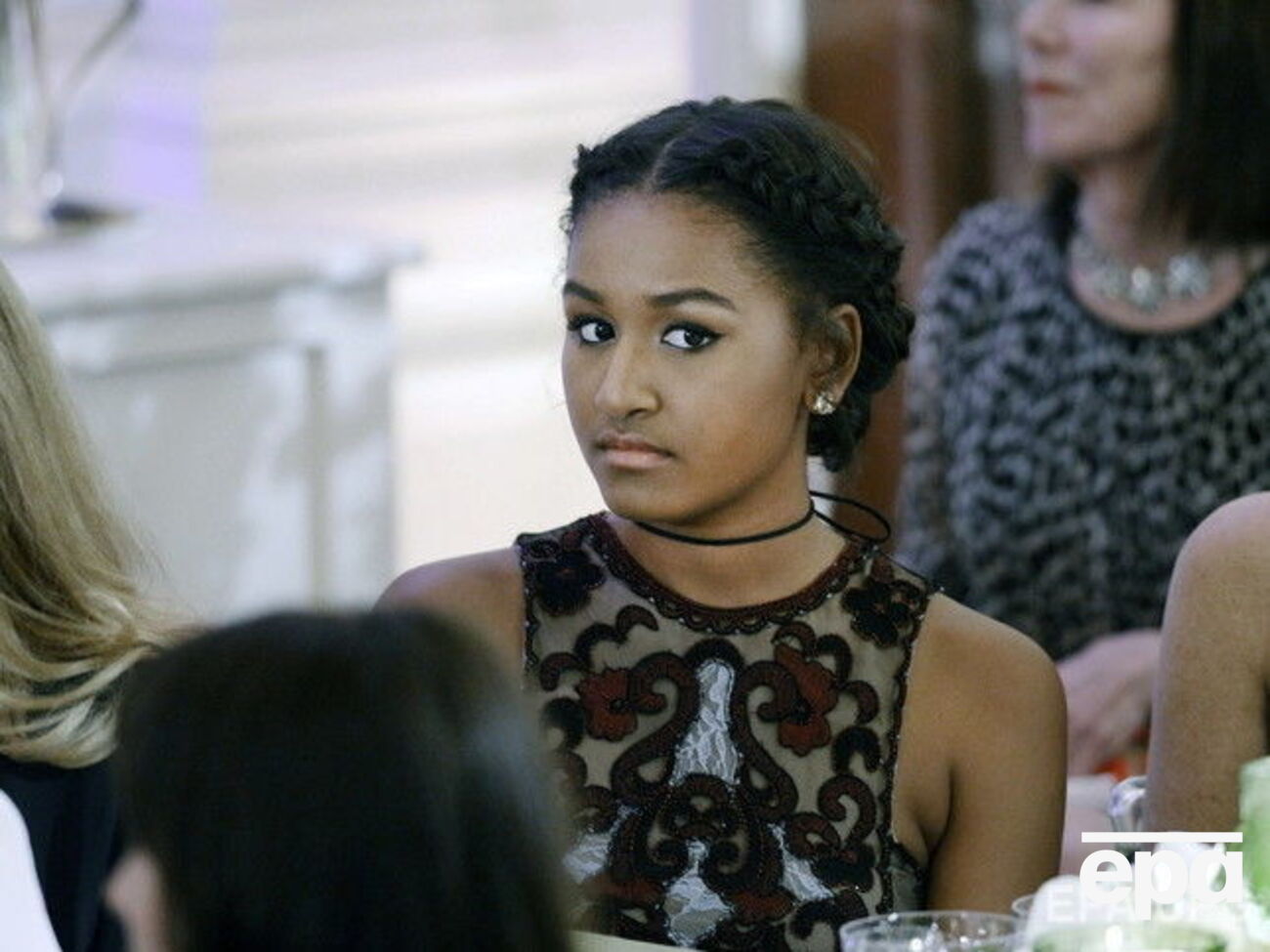 Наташа Обама работает на первом этаже ресторана, где продают еду на вынос