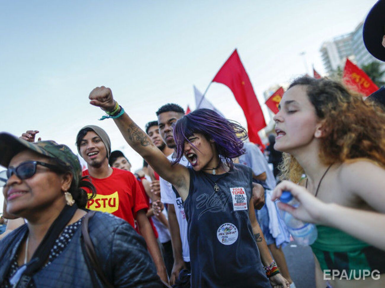 В Рио-де-Жанейро прошла акция против Олимпиады. Фоторепортаж