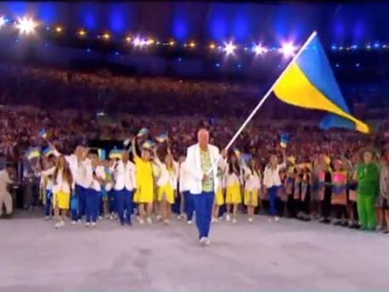 Флаг Украины на арену внес чемпион Олимпийских игр 2000 года в Сиднее 48-летний стрелок Николай Мильчев