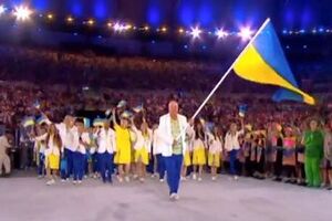 Флаг Украины на арену внес чемпион Олимпийских игр 2000 года в Сиднее 48-летний стрелок Николай Мильчев