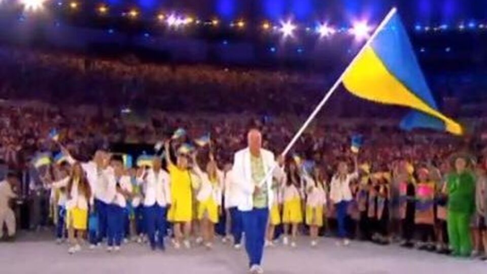 Флаг Украины на арену внес чемпион Олимпийских игр 2000 года в Сиднее 48-летний стрелок Николай Мильчев