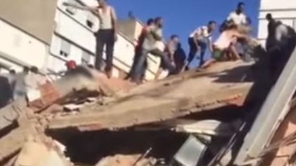 В рабочем районе Касабланки рухнуло два дома