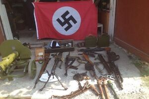 СБУ: У гражданина изъяли российский и нацистский флаги