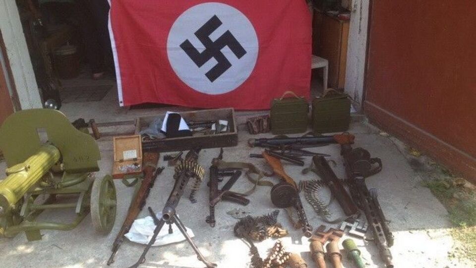 СБУ: У гражданина изъяли российский и нацистский флаги