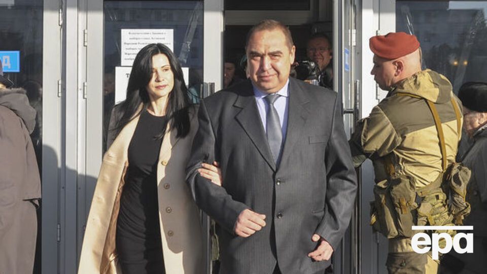 По данным источника "Интерфакс", жизнь Плотницкого вне опасности