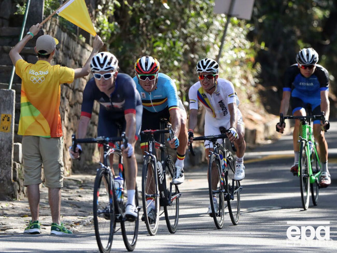 Взрыв прогремел рядом с трассой, на которой проходит велогонка