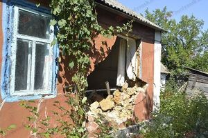 Бронемашина сбила опору газовой трубы и разрушила стену дома