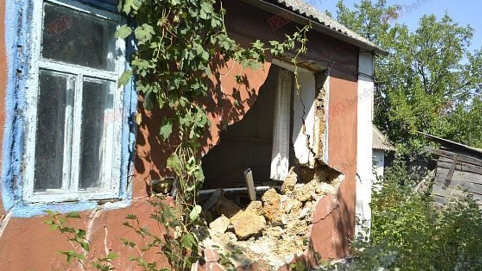 Бронемашина сбила опору газовой трубы и разрушила стену дома