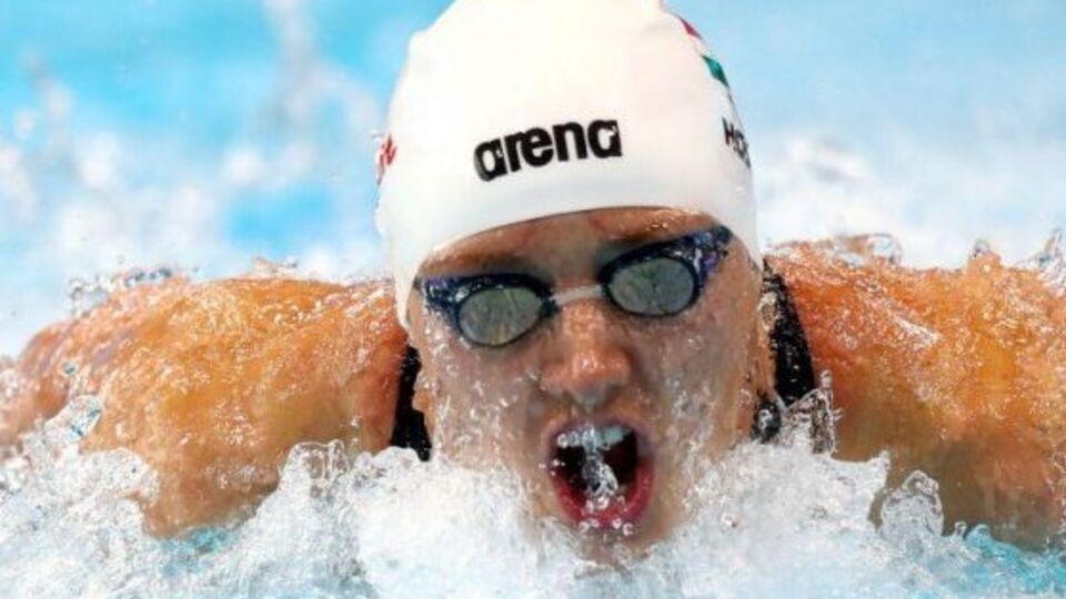 Венгерка Хоссу с мировым рекордом победила в комплексном плавании на 400 м