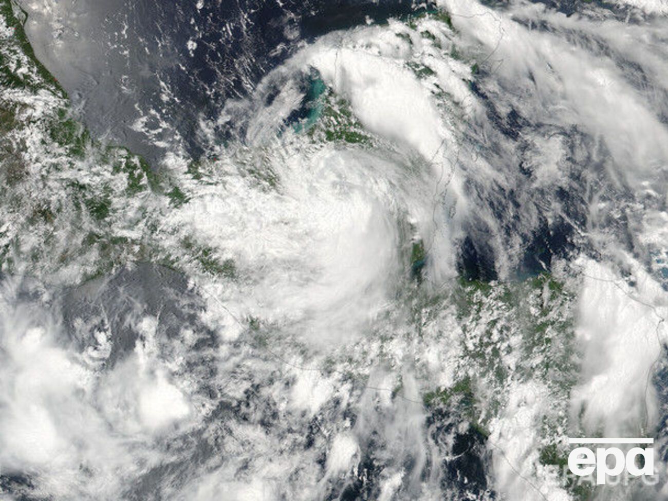 Шторм "Эрл" обрушился на Мексику